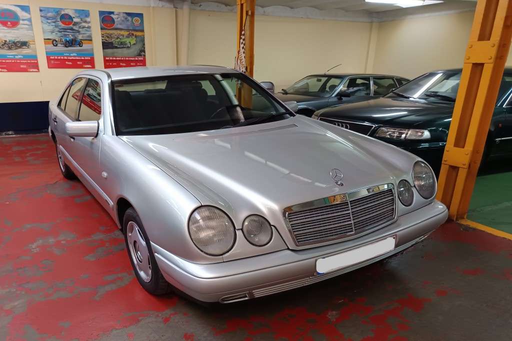 MERCEDES E 200