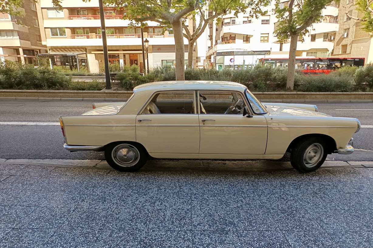 PEUGEOT 404