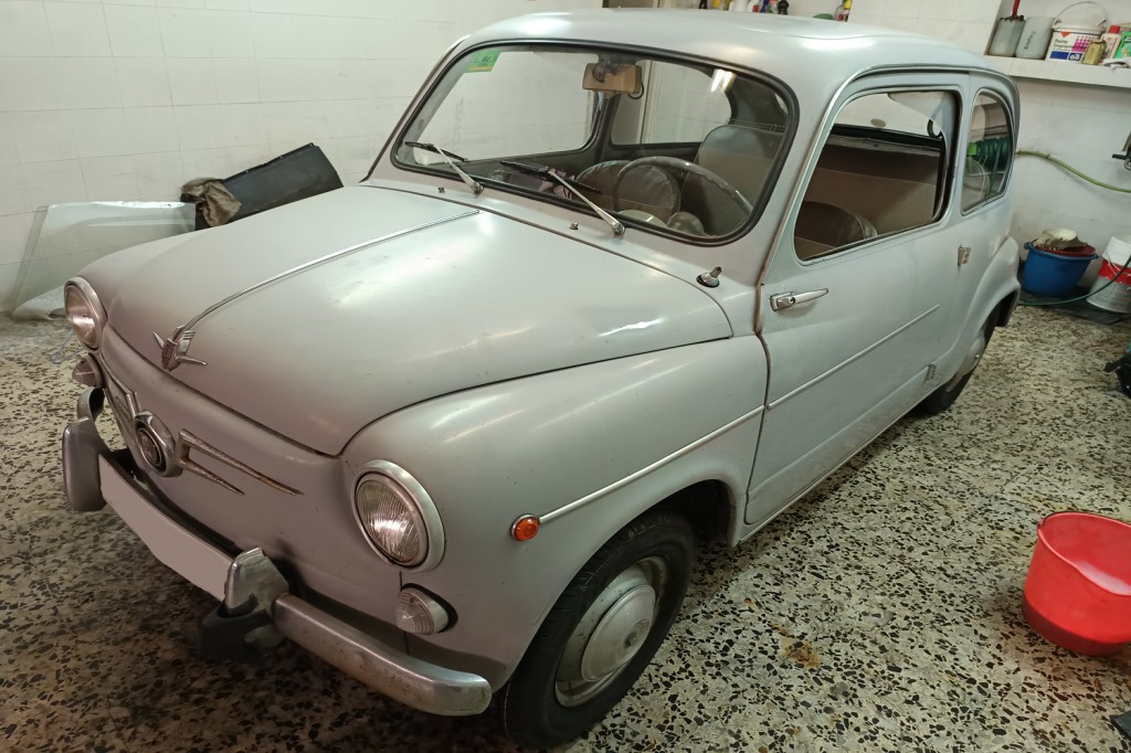 SEAT 600